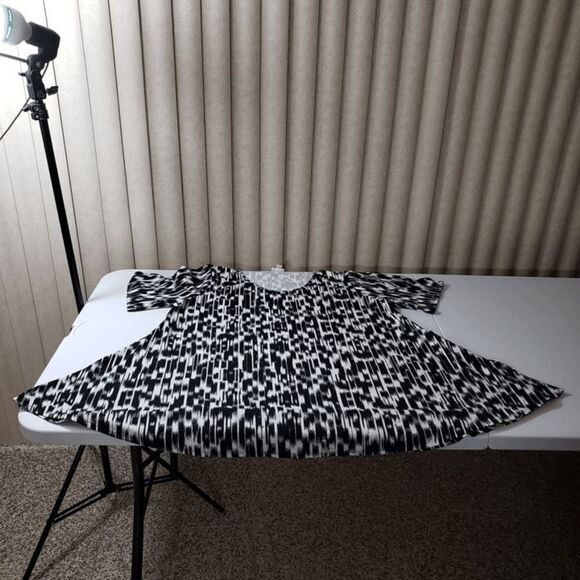 black & white geometric stripe flowy top / soft scoop-neck tee – women’s 3XL - Picture 6 of 7